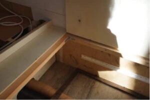 Sous-la-banquette-salon